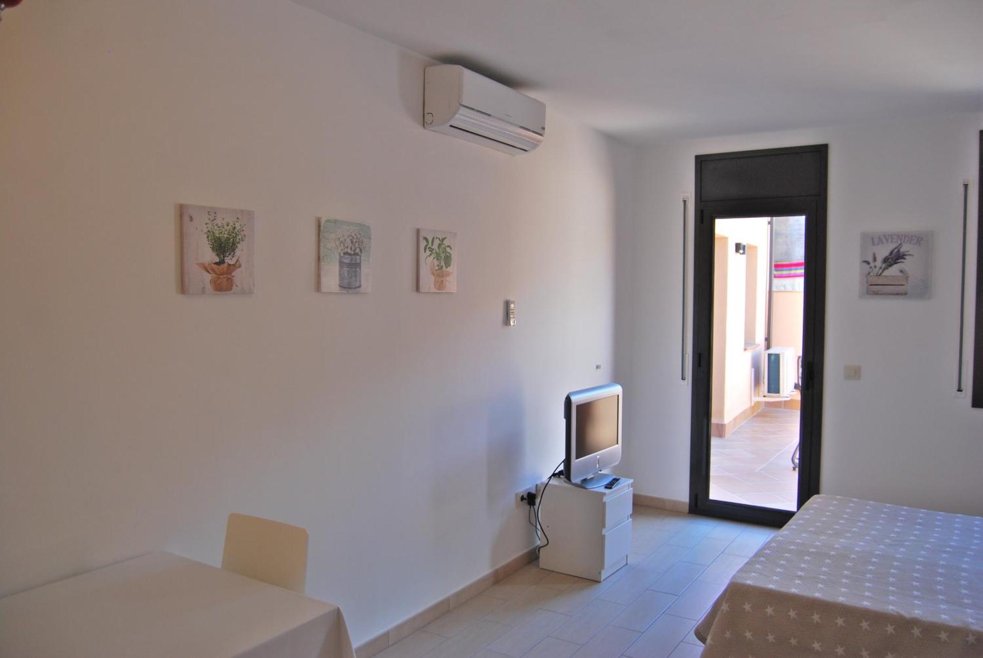 Apartaments Fonda Comerc Torroella De Montgri Bagian luar foto