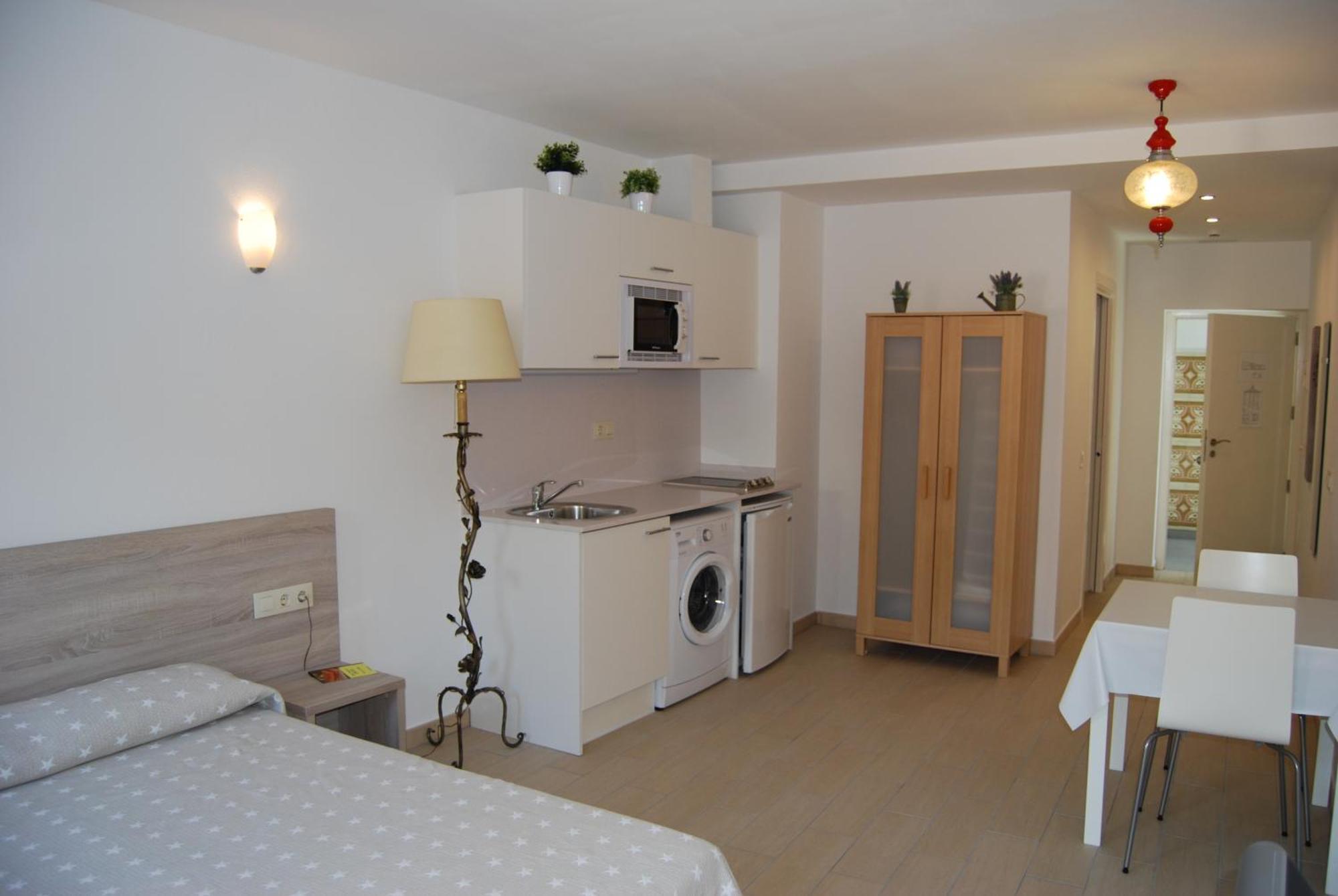 Apartaments Fonda Comerc Torroella De Montgri Bagian luar foto